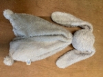 Afbeeldingen van Knuffelhaas Lichtgrijs katoen badstof met schapenwol vulling Atelier Wittewol