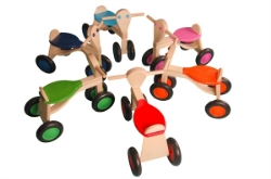 Afbeeldingen van Loopfiets berken hout rood Van Dijk Toys vierwieler kinderfiets