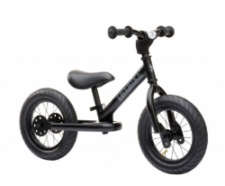 Trybike Steel 2-in-1 loopfiets All Black Edition met luchtbanden, verstelbaar zadel en stalen frame – geschikt voor kinderen van 15 maanden tot 6 jaar.