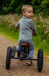 Trybike Steel 2-in-1 loopfiets All Black Edition met luchtbanden, verstelbaar zadel en stalen frame – geschikt voor kinderen van 15 maanden tot 6 jaar.
