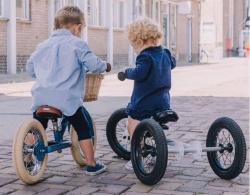 Trybike Steel 2-in-1 loopfiets Vintage Blauw met stalen frame, luchtbanden en verstelbaar zadel – geschikt voor kinderen van 15 maanden tot 6 jaar.