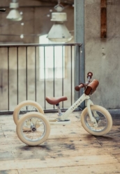 Trybike Steel 2-in-1 loopfiets Vintage Creme met luchtbanden, verstelbaar zadel en stalen frame – geschikt voor kinderen van 15 maanden tot 6 jaar.