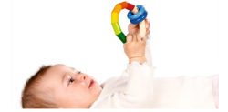 HABA Bijtring Grijpring Kringelringel houten rammelaar met regenboog kleuren en blauwe ringen Baby
