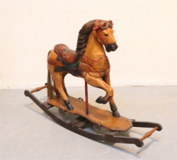 Bild von Antiek Houten Hobbelpaard met Gietijzeren Wielen – 83 cm hoog – Ca. 1910