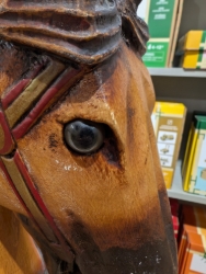 Bild von Antiek Houten Hobbelpaard met Gietijzeren Wielen – 83 cm hoog – Ca. 1910