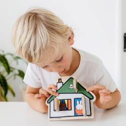 Afbeeldingen van Nijntje ben je thuis? Houten Speelhuisje  1+ Bambolino Toys