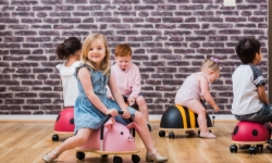 Afbeeldingen van Wheelybug Bijtje Small – loopwagen – vanaf 1 jaar