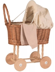 Afbeeldingen van Egmont Toys - Rotan Poppenwagen met stoffen witte kap en wit gebreid dekentje.
