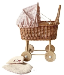 Bild von Egmond toys -  Rotan Poppenwagen met stoffen kap met lieveheersbeestjes en gebreid dekentje. Houten onderstel en wielen