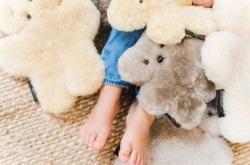 FLATOUTbear - Schapenwollen Knuffelbeer, 20 cm - Honingkleur – Natuurlijk & Rustgevend – Vanaf 0 jaar