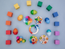 HABA Bijtring Grijpring Kringelringel houten rammelaar met regenboog kleuren en blauwe ringen Kleuren