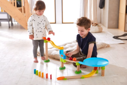 HABA Kullerbu Knikkerbaan Basisdoos Knikkerfile Spelende kinderen