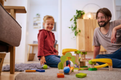 HABA Kullerbü Knikkerbaan Sim-Sala-Ting Spelende kinderen