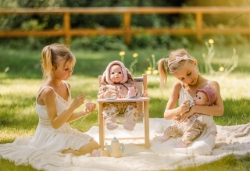 Schildkröt - Baby Amy Bloemen – Babypop met bruine slaapogen – vanaf 3 jaar