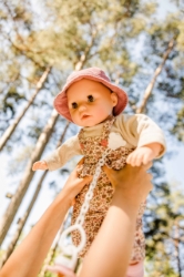 Schildkröt - Baby Amy Bloemen – Babypop met bruine slaapogen – vanaf 3 jaar