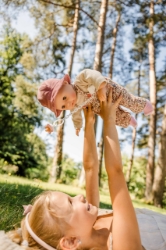 Schildkröt - Baby Amy Bloemen – Babypop met bruine slaapogen – vanaf 3 jaar